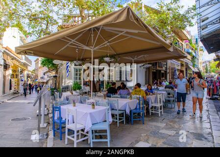 Outdoor Sitze von Restaurant auf der Straße in Athen, Griechenland Stockfoto