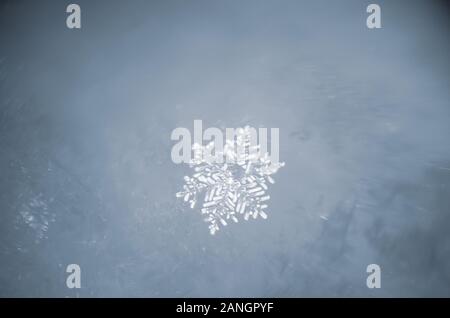 Weiße Schneeflocken auf blauem Hintergrund. Abstrakte Schnee, Blizzard. Schneeflocken. Winter Schnee Stockfoto