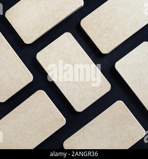Viele leere braunes Papier Visitenkarten. Corporate ID Vorlage. Flach. Stockfoto