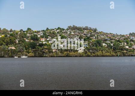 Launceston, Tasmanien - 3. Januar 2020: Blick über den Fluss Tamar in Richtung der Häuser von Trevallyn. Stockfoto