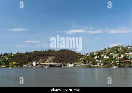 Launceston, Tasmanien - 3. Januar 2020: Blick über den Fluss Tamar in Richtung der Häuser von Trevallyn. Stockfoto