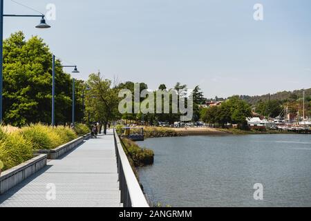 Launceston, Tasmanien - 3. Januar 2020: Der Wasserseite Gehweg im Royal Park neben dem Fluss Tamar. Stockfoto