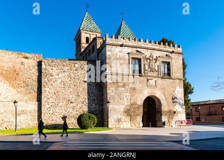 Toledo, Spanien - Dezember 6, 2019: Der neue Bisagra Tor in der Stadtmauer. Anzeigen gegen den blauen Himmel. Es wurde von Alonso de Covarrubias konzipiert Stockfoto