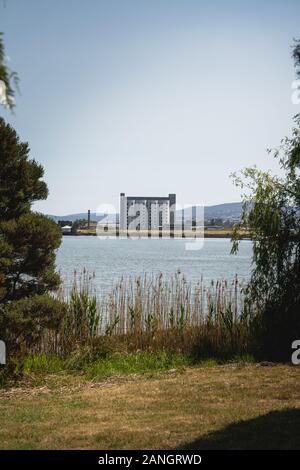 Launceston, Tasmanien - 3. Januar 2020: Blick über den Fluss Tamar von Paprika Silo Launceston. Vom Kings Park. Stockfoto