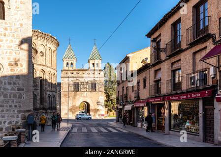 Toledo, Spanien - Dezember 6, 2019: Der neue Bisagra Tor und Santiago del Arrabal Kirche. Real del Arrabal Straße Stockfoto