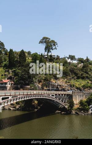 Launceston, Tasmanien - 3. Januar 2020: Die Könige Brücke über den South Esk River und River Tamar. Stockfoto