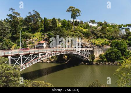 Launceston, Tasmanien - 3. Januar 2020: Die Könige Brücke über den South Esk River und River Tamar. Stockfoto