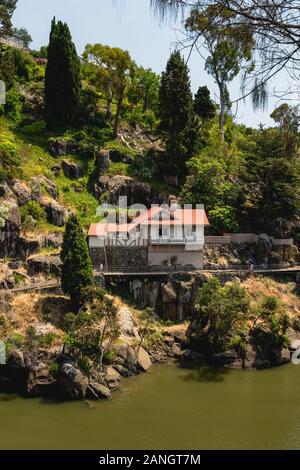 Launceston, Tasmanien - 3. Januar 2020: Die Kings Bridge Cottage auf der South Esk River. Stockfoto