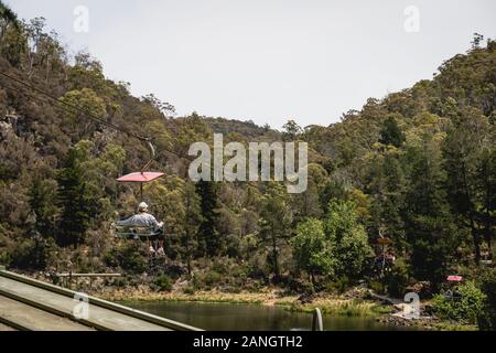 Launceston, Tasmanien - 3. Januar 2020: Menschen genießen die Sesselbahn am malerischen Schlucht Cataract Gorge. Stockfoto