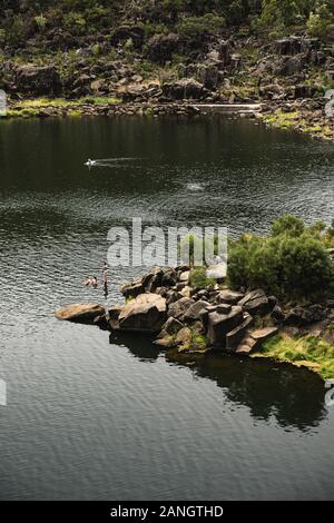 Launceston, Tasmanien - 3. Januar 2020: Menschen schwimmen im ersten Becken auf Cataract Gorge. Stockfoto