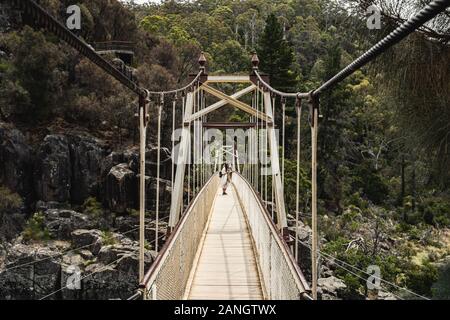Launceston, Tasmanien - 3. Januar 2020: Touristische nimmt eine selfie auf die Alexandra Suspension Bridge bei Cataract Gorge, Launceston Tasmanien. Stockfoto