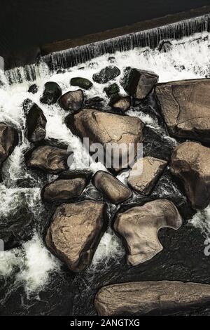 Wasser stürzt um die Felsen in den Fluss unten die Alexandra Suspension Bridge bei Cataract Gorge, Launceston Tasmanien. Stockfoto