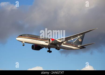 Commercial Airplane Boeing 787 der Royal Jordanian Airways Landung am Flughafen Heathrow. Stockfoto