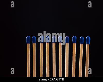 Blau matchsticks in schwarzer Hintergrund Stockfoto