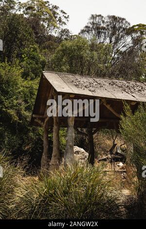 Launceston, Tasmanien - 3. Januar 2020: Konkrete Hütte auf dem Cataract Gorge Walk gefunden. Stockfoto