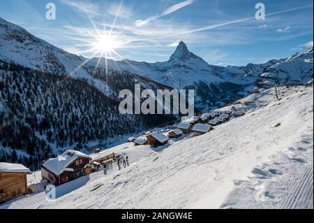 Findeln in Zermatt auf schönen Wintertag mit Blick aufs Matterhorn und die Sonne Stockfoto