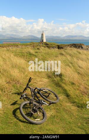 Blick Richtung Twr Bach einen alten Leuchtturm auf llanddwyn Island Website der Kirche von dwynwen die Waliser Schutzpatron der Liebenden Stockfoto
