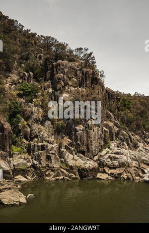 Alte Felsformationen entlang des South Esk River auf der Cataract Gorge entfernt. Stockfoto