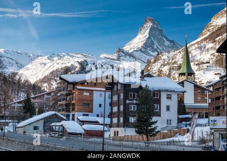 Und das Matterhorn Zermatt an einem schönen Wintertag Stockfoto
