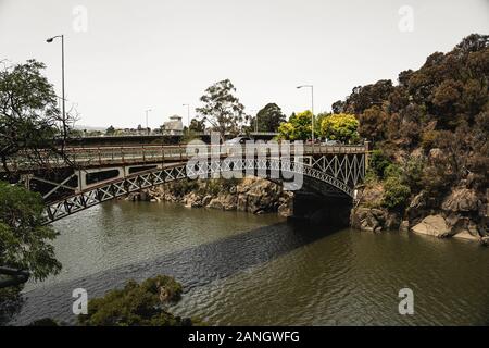Launceston, Tasmanien - 3. Januar 2020: Ein Blick auf die Kings Bridge und die South Esk River von Cataract Gorge zu Fuß genommen. Stockfoto