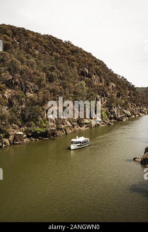 Launceston, Tasmanien - 3. Januar 2020: eine Bootsfahrt entlang des South Esk River in Richtung des Tamar River. Stockfoto