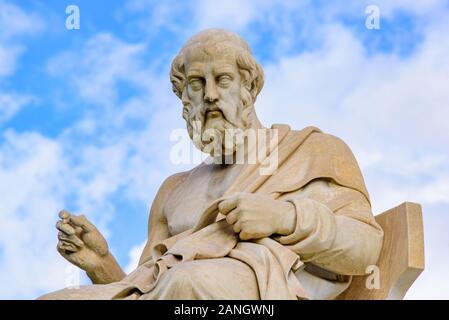 Statue von Plato vor der Akademie von Athen in Athen, Griechenland Stockfoto