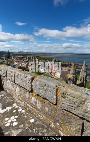 Stadt St Andrews, Schottland. Luftaufnahme von St Andrews Kathedrale Regeln Turm mit der Stadt im Hintergrund. Stockfoto