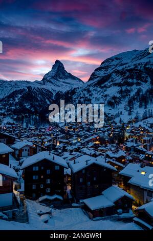 Das Dorf Zermatt am Matterhorn an einem wunderschönen Sonnenuntergang in den Schweizer Alpen Stockfoto