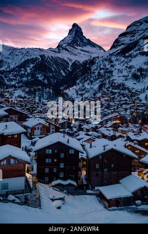 Das Dorf Zermatt am Matterhorn an einem wunderschönen Sonnenuntergang in den Schweizer Alpen Stockfoto