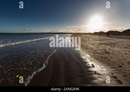 Stadt St Andrews, Schottland. Malerische Ansicht von West Sands Beach, an einem kalten Januar Tag, mit der Stadt St Andrews im entfernten Hintergrund. Stockfoto