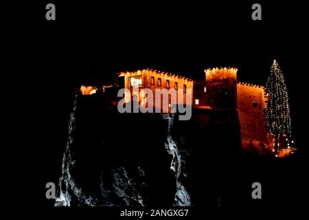 Die Burg von Bled in der Nacht in Weihnachten Winter saison Stockfoto