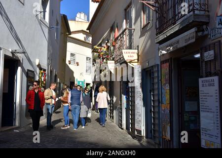 Rua de Santa Cruz do Castelo, Alfama, Lissabon Stockfoto