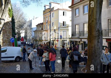 Die alte Rua do Chão da Feira vor der St. George's Castle, Alfama, Lissabon Stockfoto