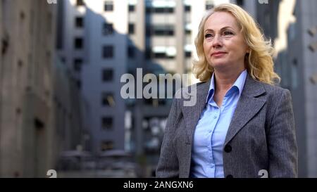 Wunderschöne reife business lady außerhalb Bürogebäude, beruflichen Erfolg Stockfoto