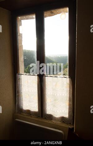 Blick vom Küchenfenster in einem französischen Gite oder Cottage im Sommer. Stockfoto