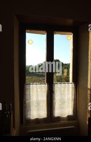 Blick vom Küchenfenster in einem französischen Gite oder Cottage im Sommer. Stockfoto