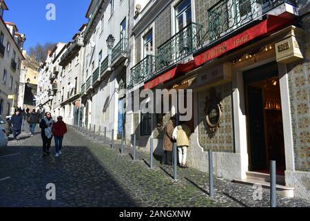 Geflieste Ladenfront im Bezirk Alfama, Lissabon, Portugal Stockfoto