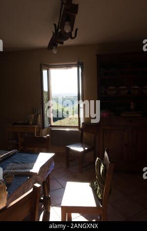 Blick vom Küchenfenster in einem französischen Gite oder Cottage im Sommer. Stockfoto