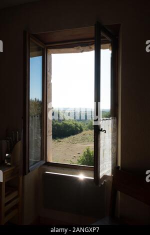 Blick vom Küchenfenster in einem französischen Gite oder Cottage im Sommer. Stockfoto