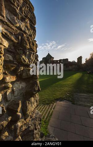 Stadt St Andrews, Schottland. Die malerische Silhouette der historischen St Andrews Burgruine. Stockfoto