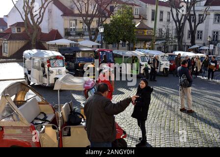 Tuk-tuks für Geschäfte außerhalb der Kathedrale von Lissabon, Largo da Sé, Lissabon, Portugal Stockfoto