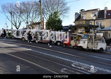 Tuk-tuks für Geschäfte außerhalb der Kathedrale von Lissabon, Largo da Sé, Lissabon, Portugal Stockfoto