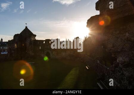 Stadt St Andrews, Schottland. Die malerische Silhouette der historischen St Andrews Burgruine. Stockfoto