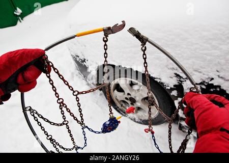 Ein anschauliches Bild von Schneeketten vorbereitet auf den Reifen, Prag, Tschechische Republik, am Freitag, 1 Dezember, 2010 montiert werden. (CTK Photo/Josef Horazny) Stockfoto