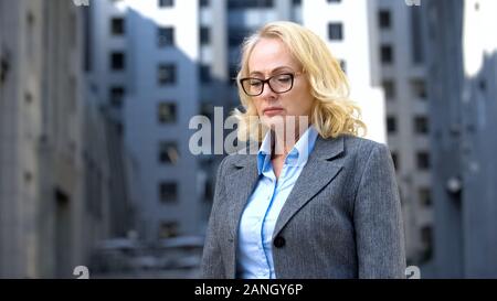 Unglücklich gealterte Dame in Business Suit gedrückt suchen, Rente, Arbeitslosigkeit Stockfoto