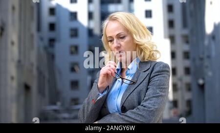 Nachdenklich reife Lady im Anzug besorgt suchen, Arbeitsdruck, Stress Stockfoto