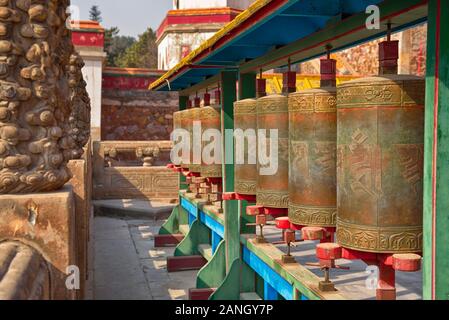 Reihe von Mani gebetsmühlen von Putuo Zongcheng buddhistischen Tempel, eine der acht umliegenden Tempeln in Chengde, Heibei, China. Unesco-Weltkulturerbe. Stockfoto