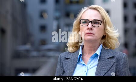 In dem Bestreben, im Alter von Lady Business Suit suchen besorgt, Karriere, Enttäuschung, Pension Stockfoto