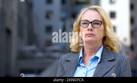 Konzentriert im Alter von Business woman Brillen, denkend an Arbeit, Unternehmen Strategie Stockfoto