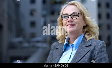 Froh, dass erfahrenes Unternehmen Manager in Brillen und Anzug, lächelnd Business Woman Stockfoto